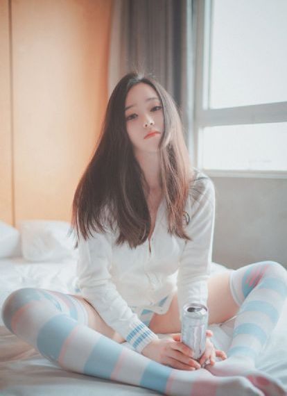 美女抠逼露胸av一区二区三区_DVD在线播放
