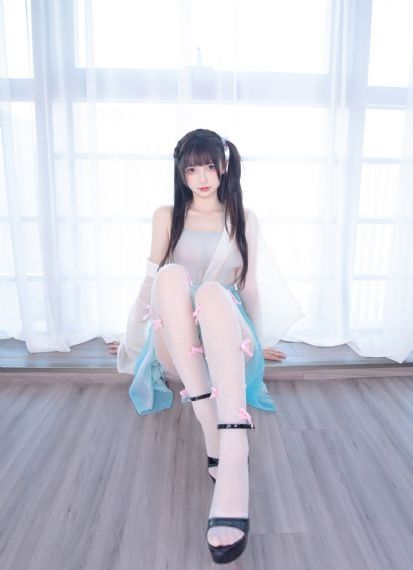 压着她的腿撕开她的衣服_720迅雷电影在线